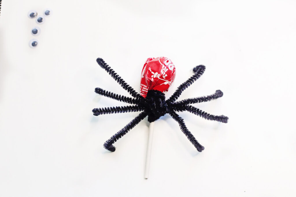 pipe cleaner spider lollipop craft for Halloween on table