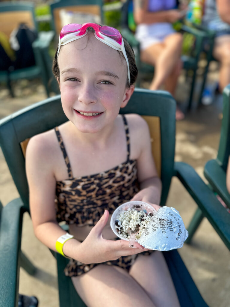 little girl with ice cream mini dots