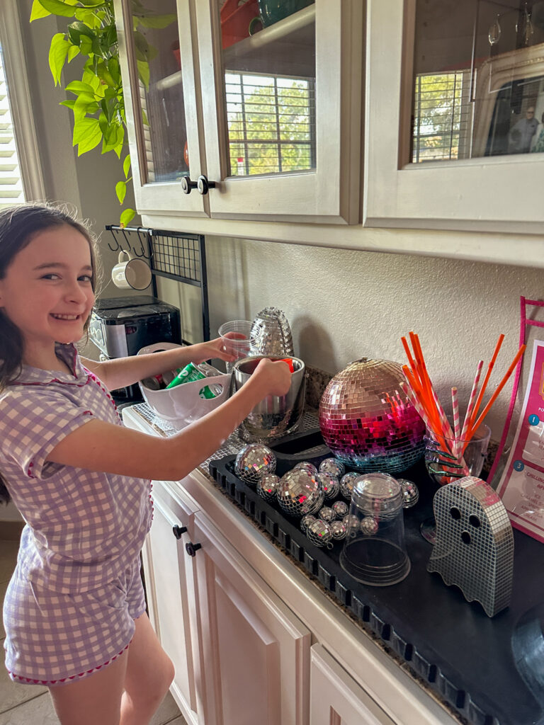 Arkansas Girls blogger, Norah, makes Halloween dirty soda at station